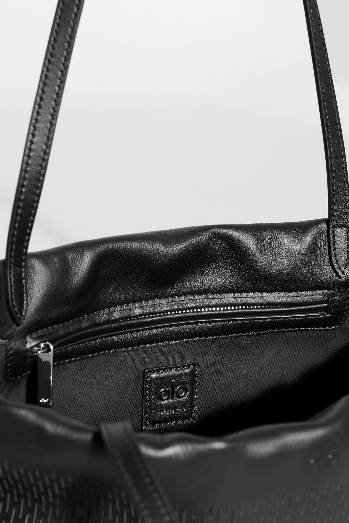 Mini-sac à cordon ALO Unwind en cuir ajouré - Cuir ajouré noir