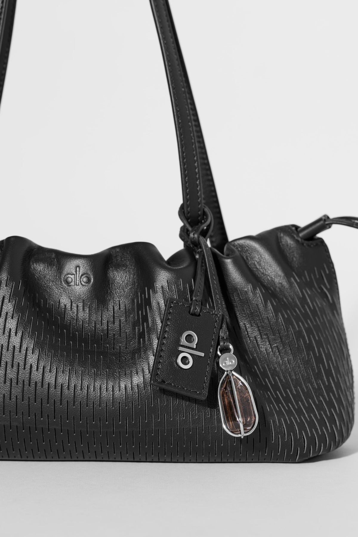 Mini-sac à cordon ALO Unwind en cuir ajouré - Cuir ajouré noir