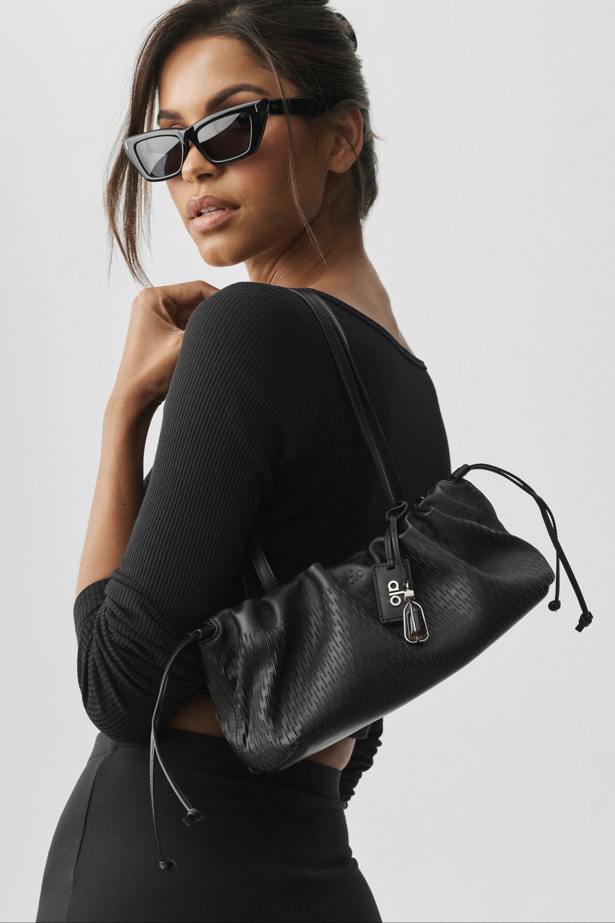 Mini-sac à cordon ALO Unwind en cuir ajouré - Cuir ajouré noir