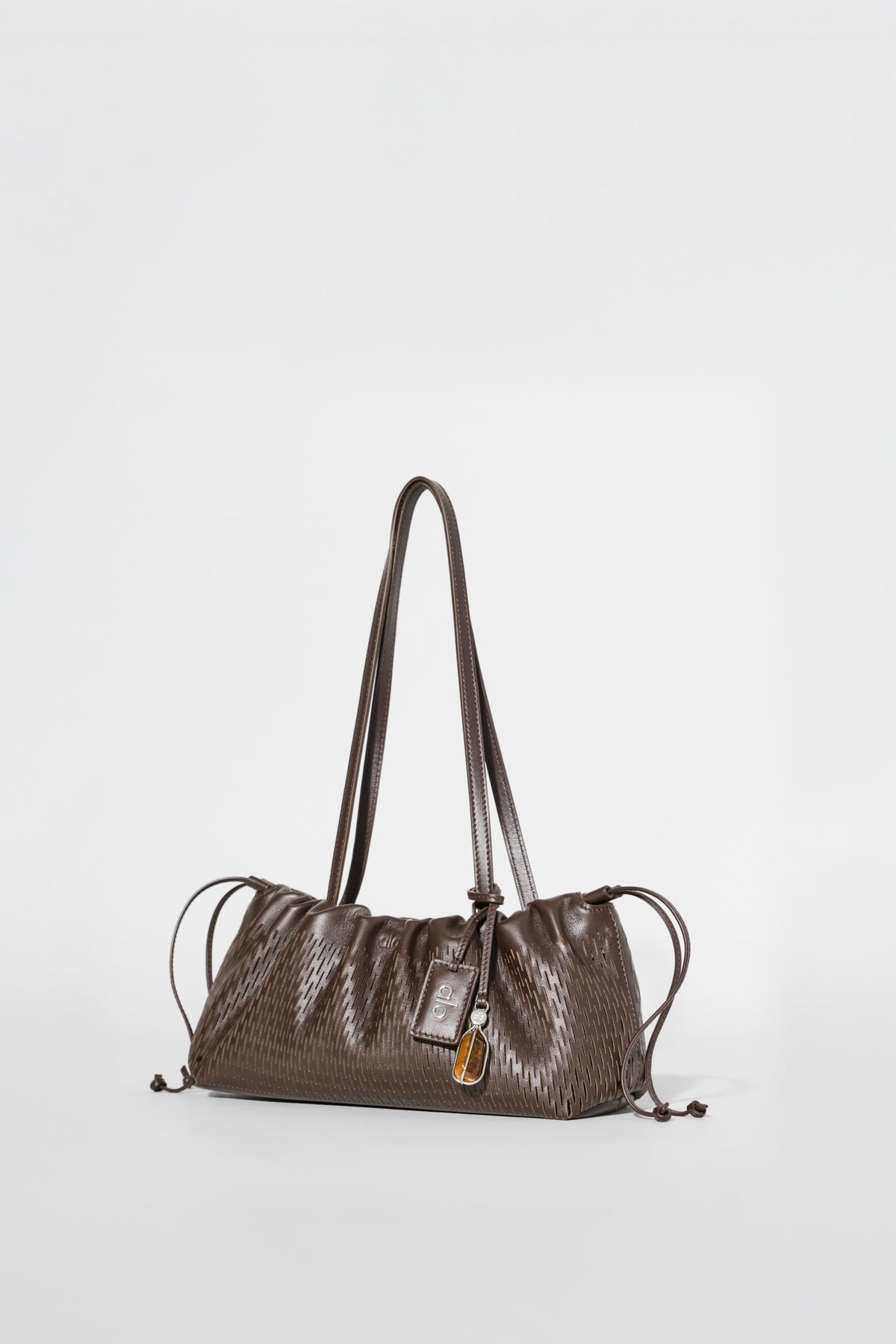 Mini-sac à cordon ALO Unwind en cuir ajouré - Cuir ajouré espresso
