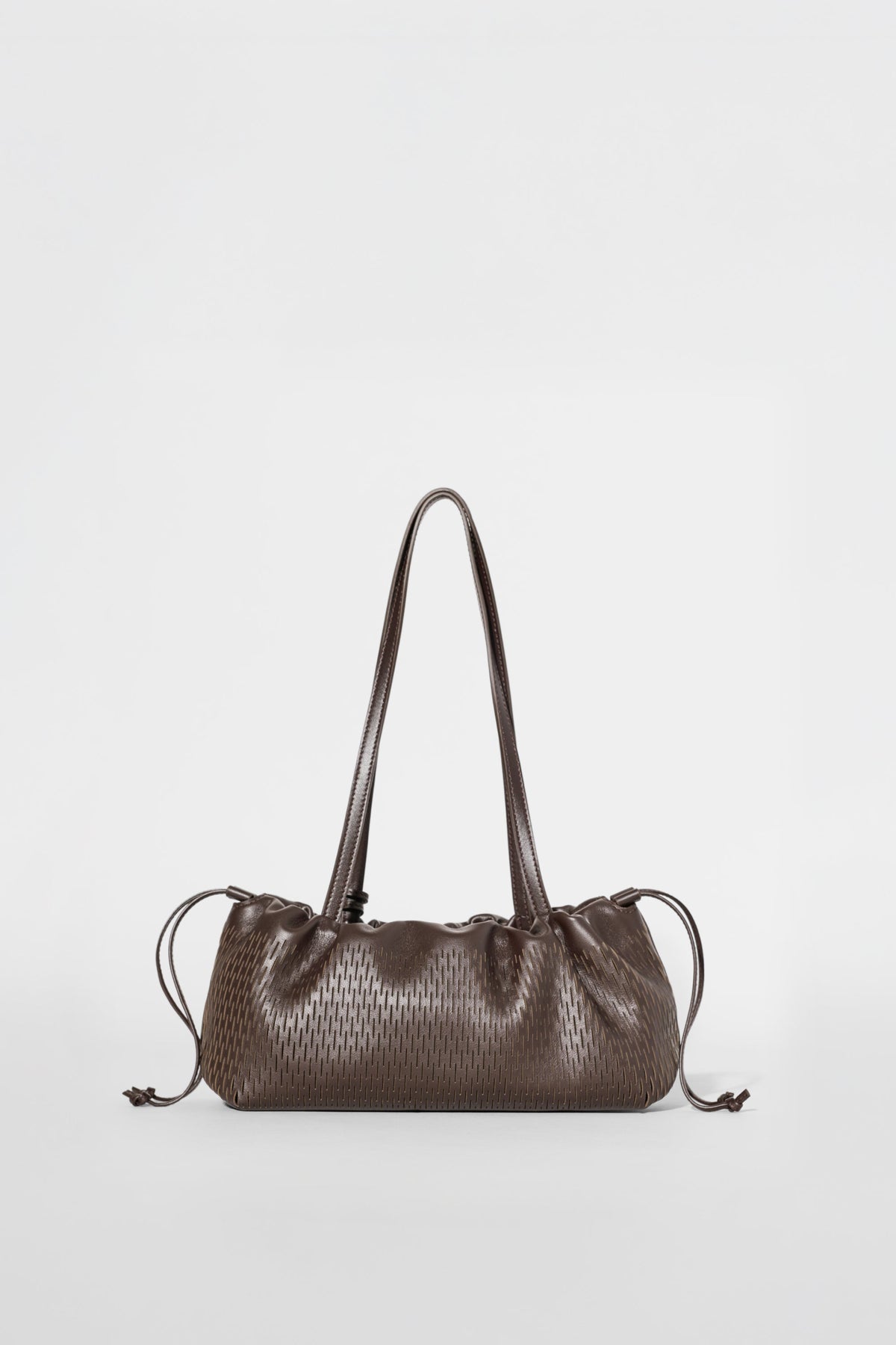 Mini-sac à cordon ALO Unwind en cuir ajouré - Cuir ajouré espresso