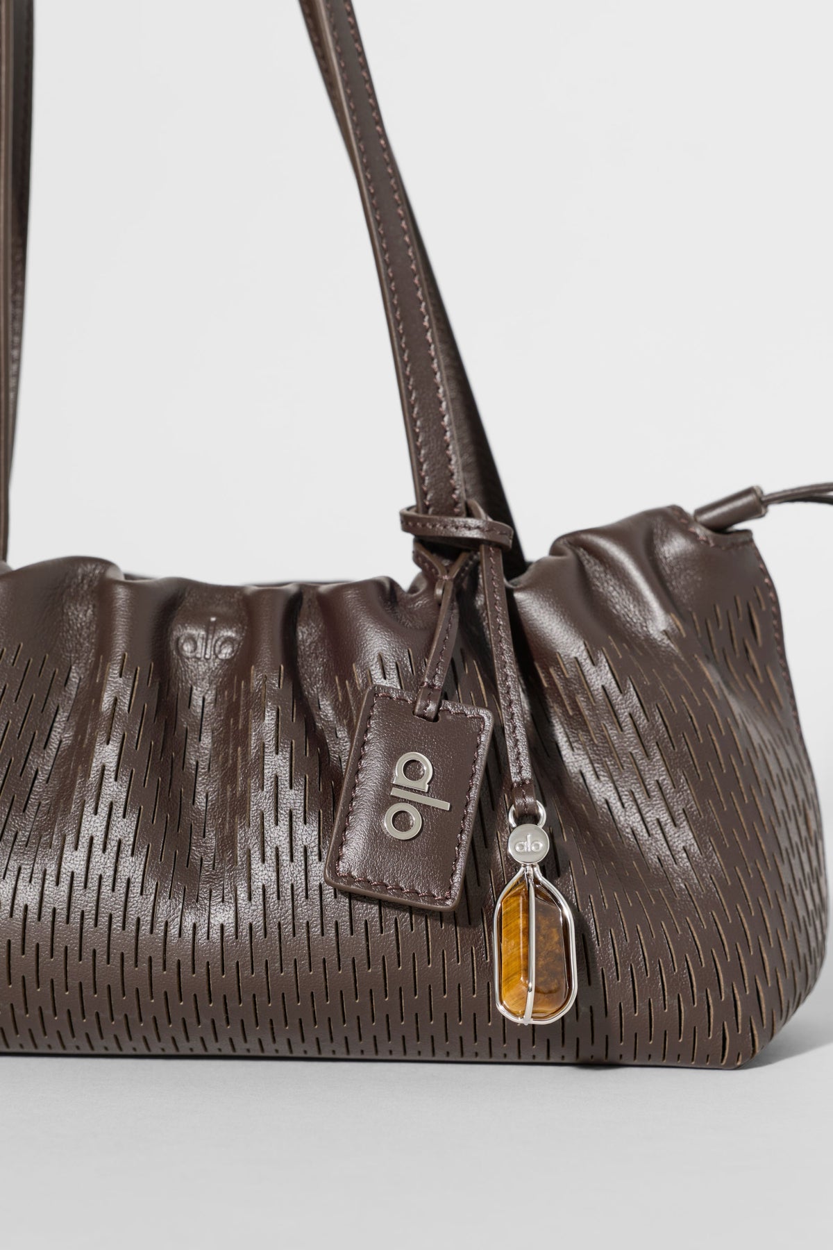 Mini-sac à cordon ALO Unwind en cuir ajouré - Cuir ajouré espresso