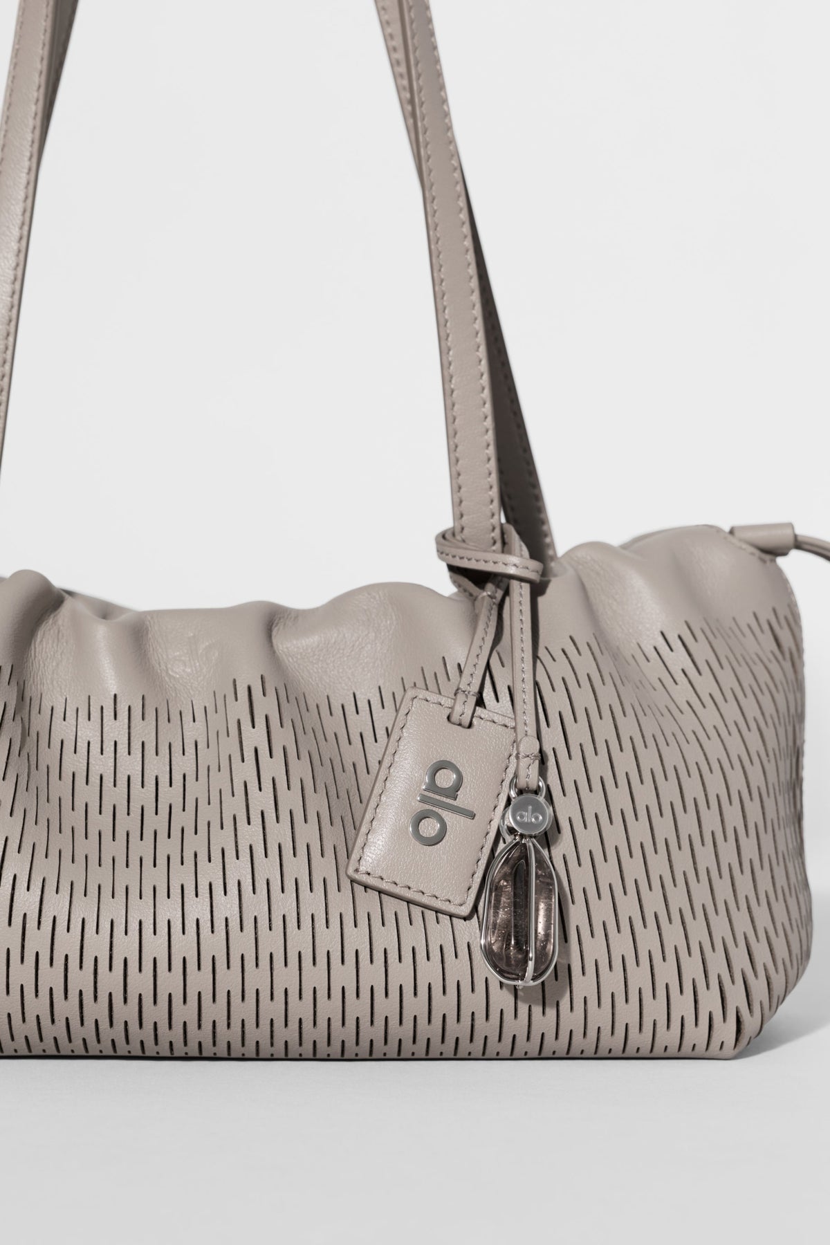 Mini-sac à cordon ALO Unwind en cuir ajouré - Cuir ajouré gravier chaud