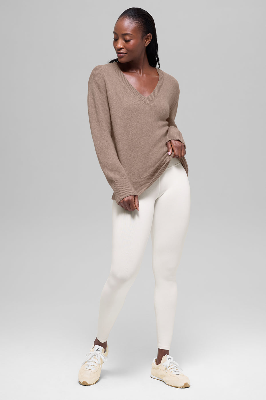 Pull ample à col V New Class en laine et cachemire - Chaï latte
