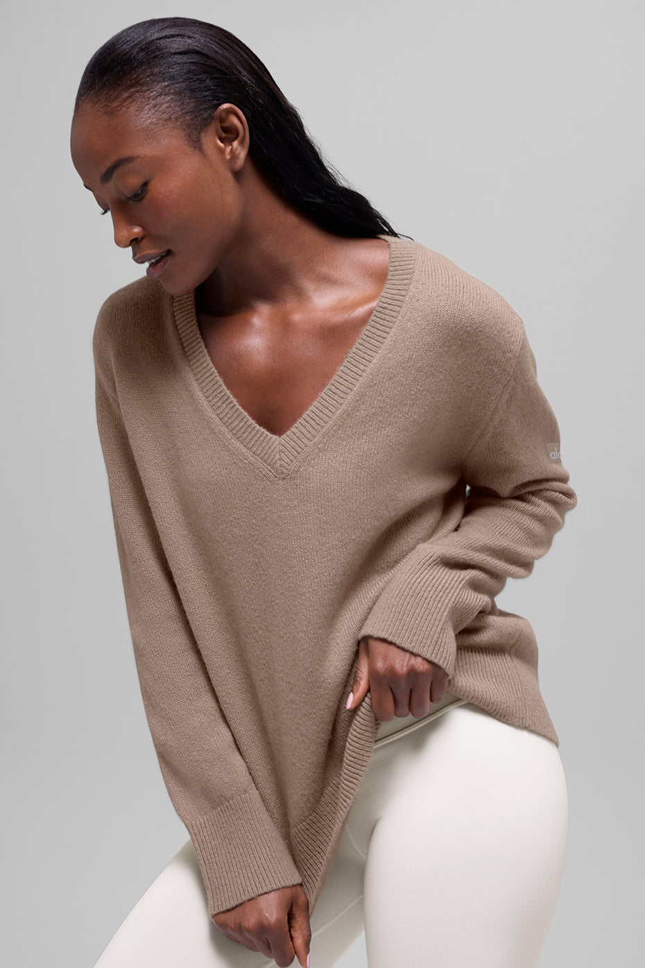 Pull ample à col V New Class en laine et cachemire - Chaï latte