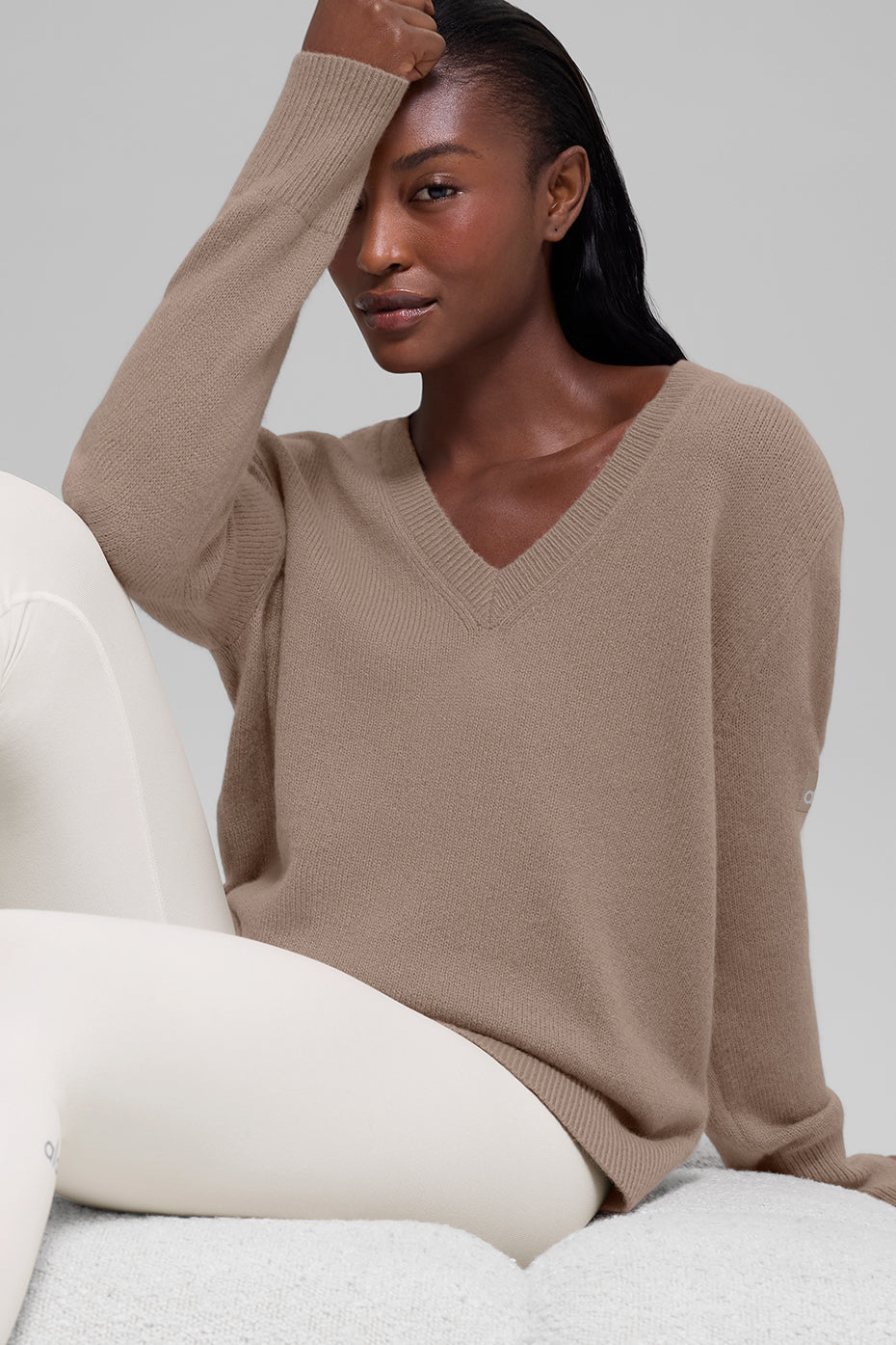 Pull ample à col V New Class en laine et cachemire - Chaï latte