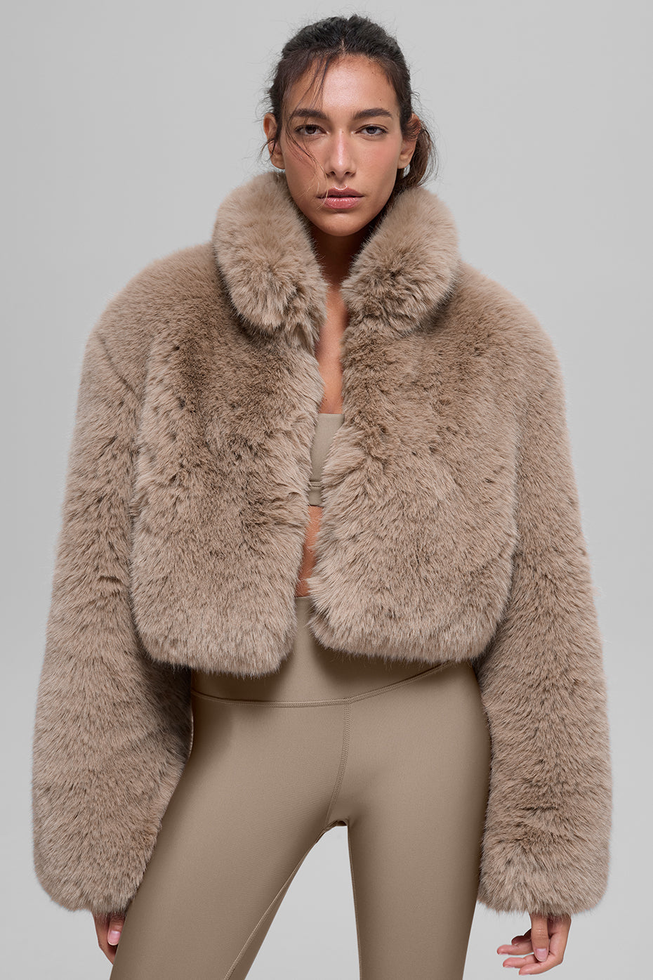 Veste courte en fausse fourrure somptueuse - Avoine