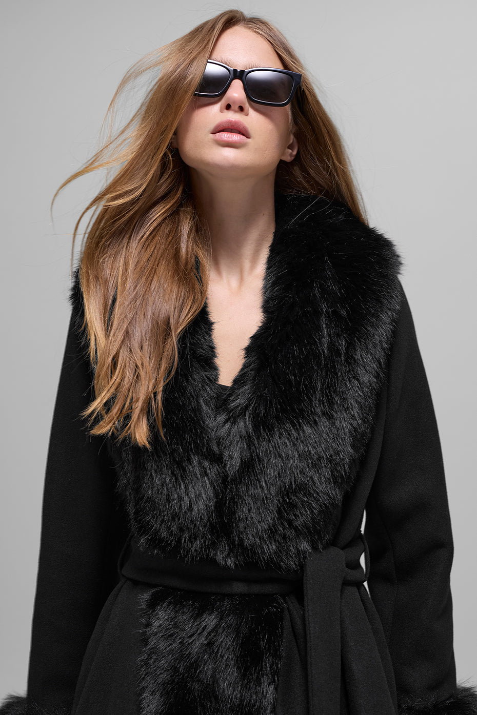 Manteau long bordé de fausse fourrure - Noir