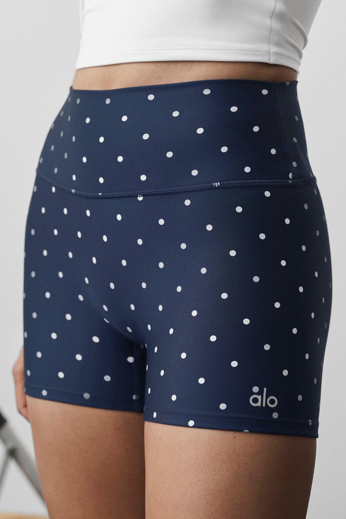 Short taille haute Airlift à pois de 3 pouces - Bleu marine/Blanc